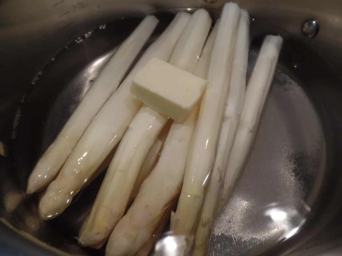 Spargel mit Orangen-Hollandaise und Ziegenkäsetalern - Rezept - Bild Nr. 10454