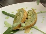 Spargel-Blätterteig-Strudel mit Putenfarce an Kräuter-Joghurt-Soße - Rezept