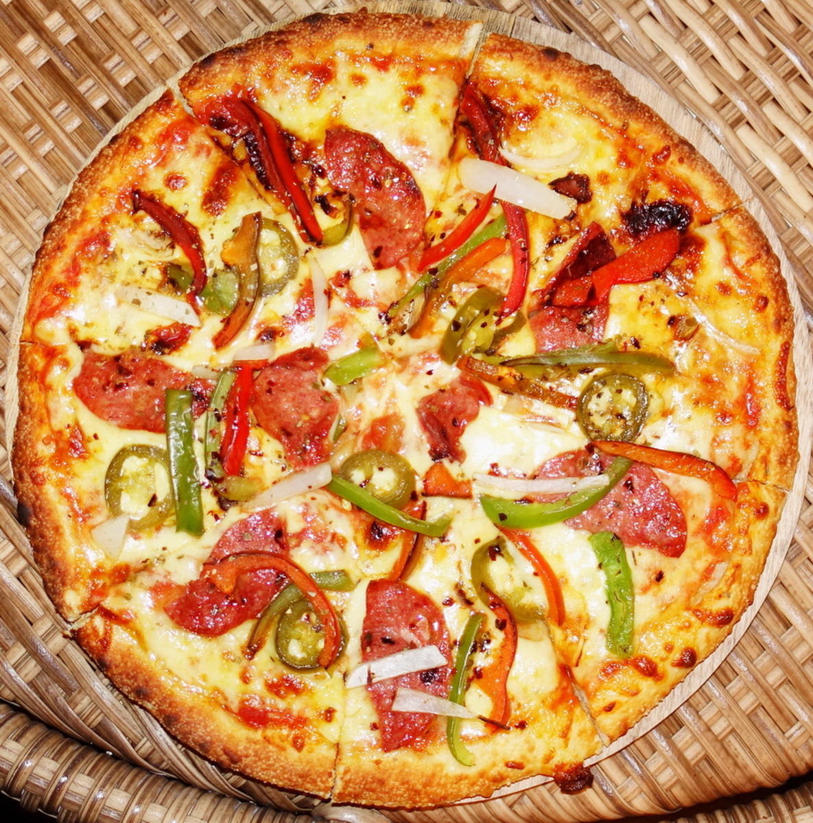 Pizza mit Salami, Paprika und Peperoni ala Setangi Beach - Rezept - Bild Nr. 4
