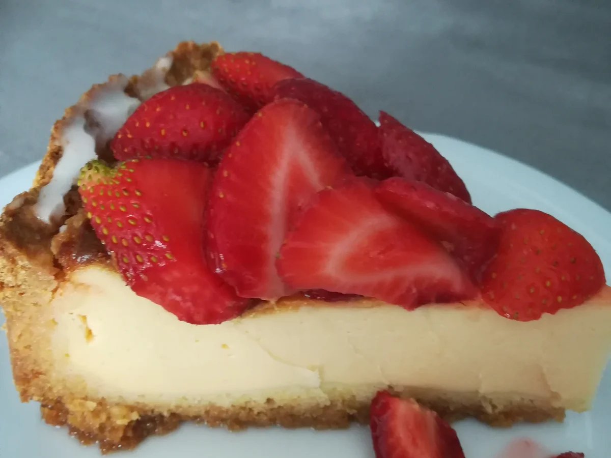 Käsekuchen mit süßen Erdbeeren - Rezept - Bild Nr. 2