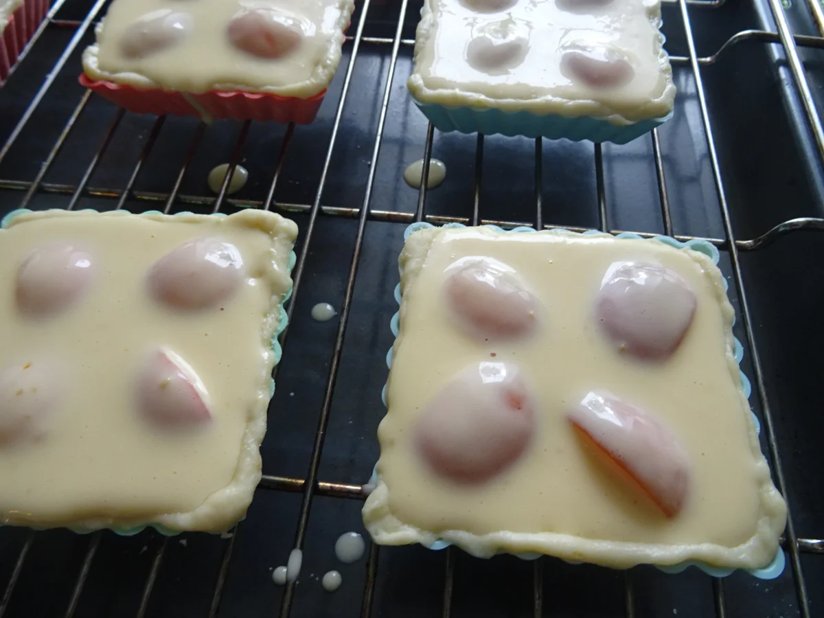 Aprikosen-Schmand-Törtchen mit Mandelkrokant-Topping - Rezept - Bild Nr. 4