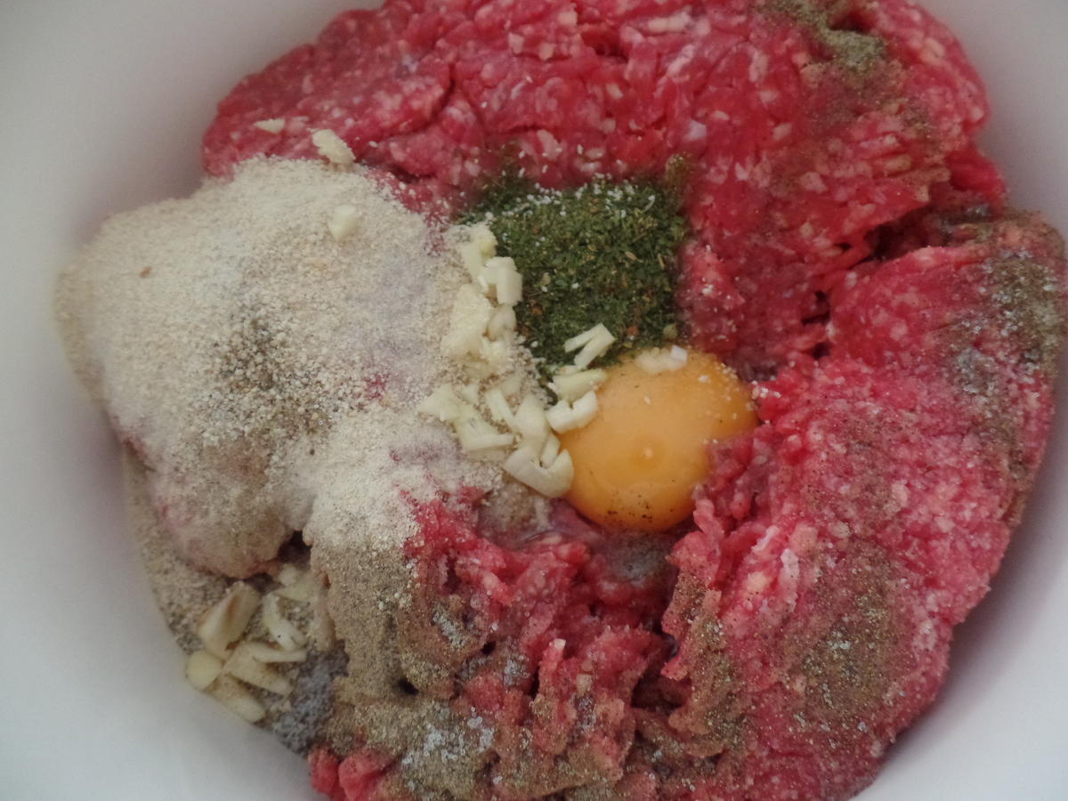 Bifteki Griechische Frikadellen mit Schafskäse Füllung - einfach - von ... Bifteki Griechische Frikadellen mit Schafskäse Füllung - einfach - von ...