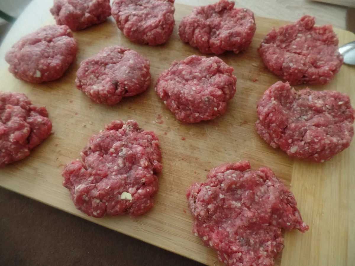 Bifteki-Griechische Frikadellen mit Schafskäse-Füllung - Rezept - Bild Nr. 10458