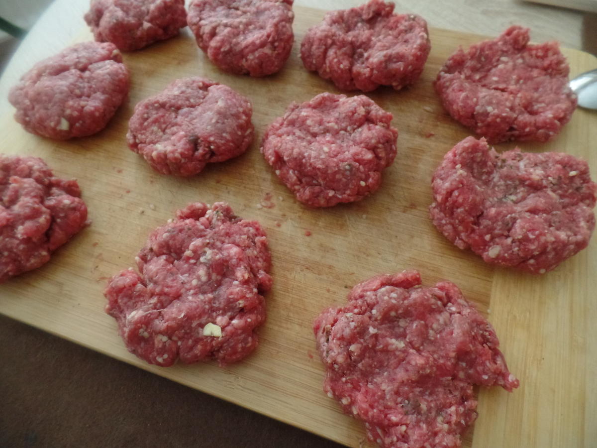 Bifteki Griechische Frikadellen mit Schafskäse Füllung - einfach - von ... Bifteki Griechische Frikadellen mit Schafskäse Füllung - einfach - von ...