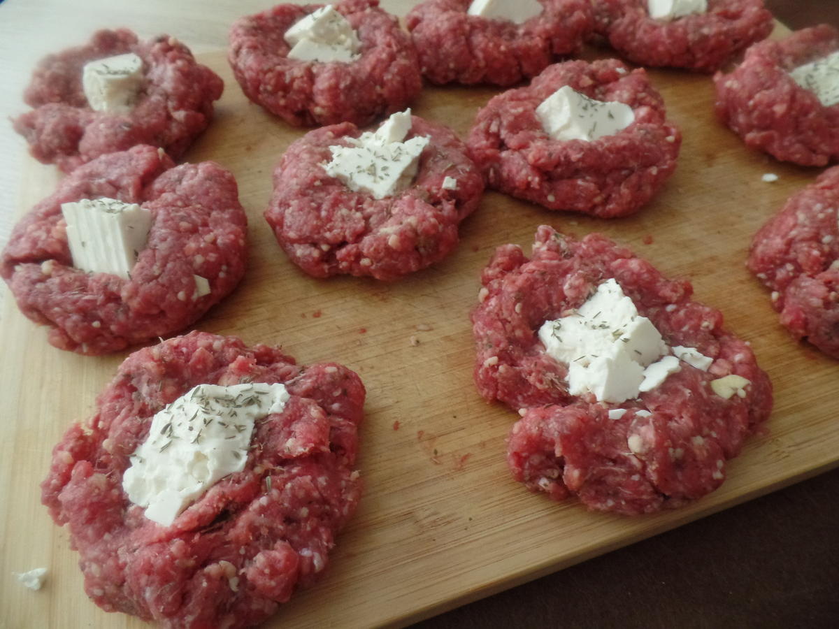 Bifteki-Griechische Frikadellen mit Schafskäse-Füllung - Rezept ...