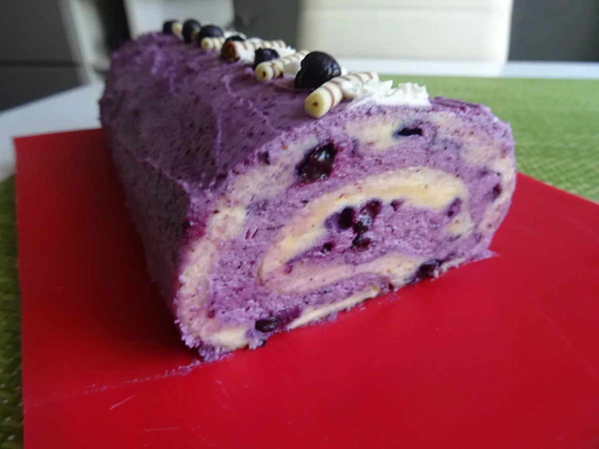Heidelbeer-Biskuit-Rolle - Rezept - Bild Nr. 3