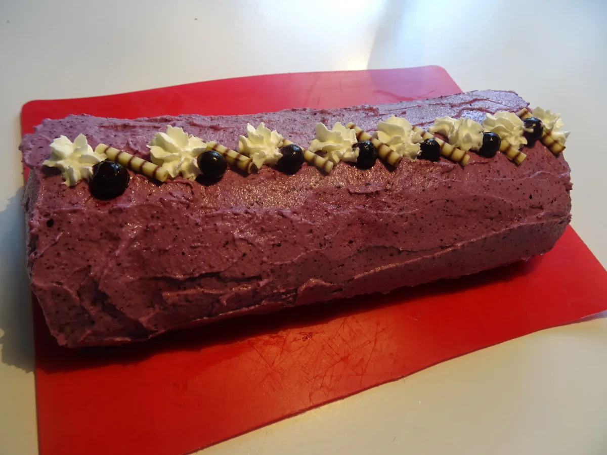 Heidelbeer-Biskuit-Rolle - Rezept - Bild Nr. 4
