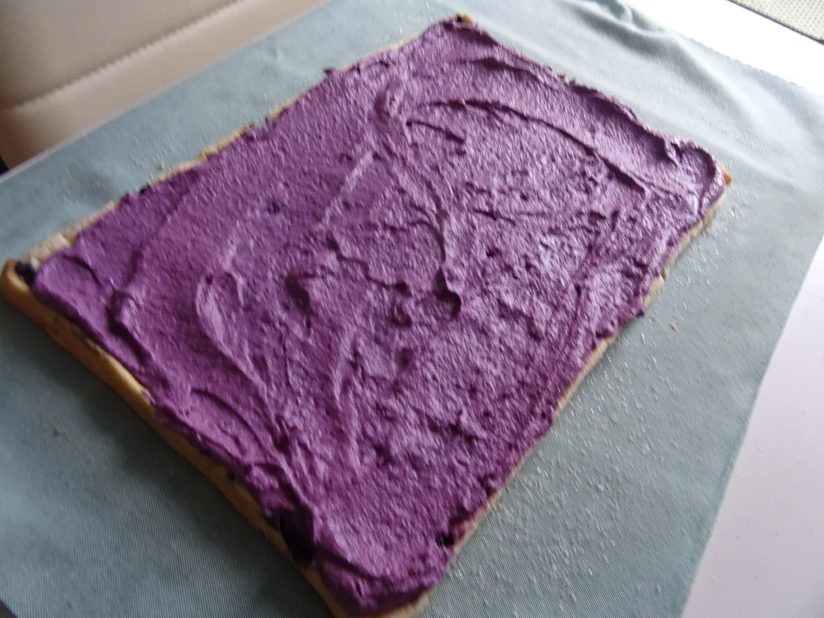 Heidelbeer-Biskuit-Rolle - Rezept - Bild Nr. 6