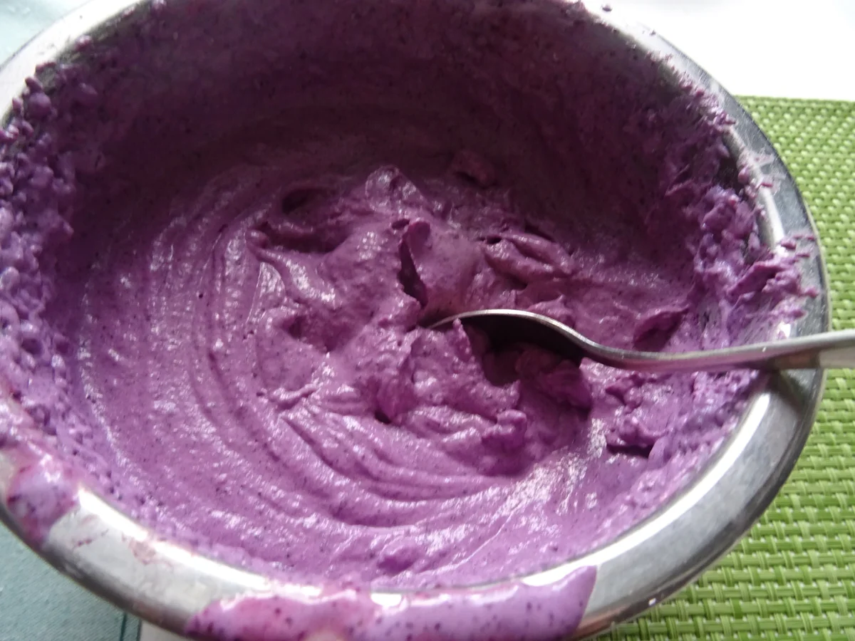 Heidelbeer-Biskuit-Rolle - Rezept - Bild Nr. 7