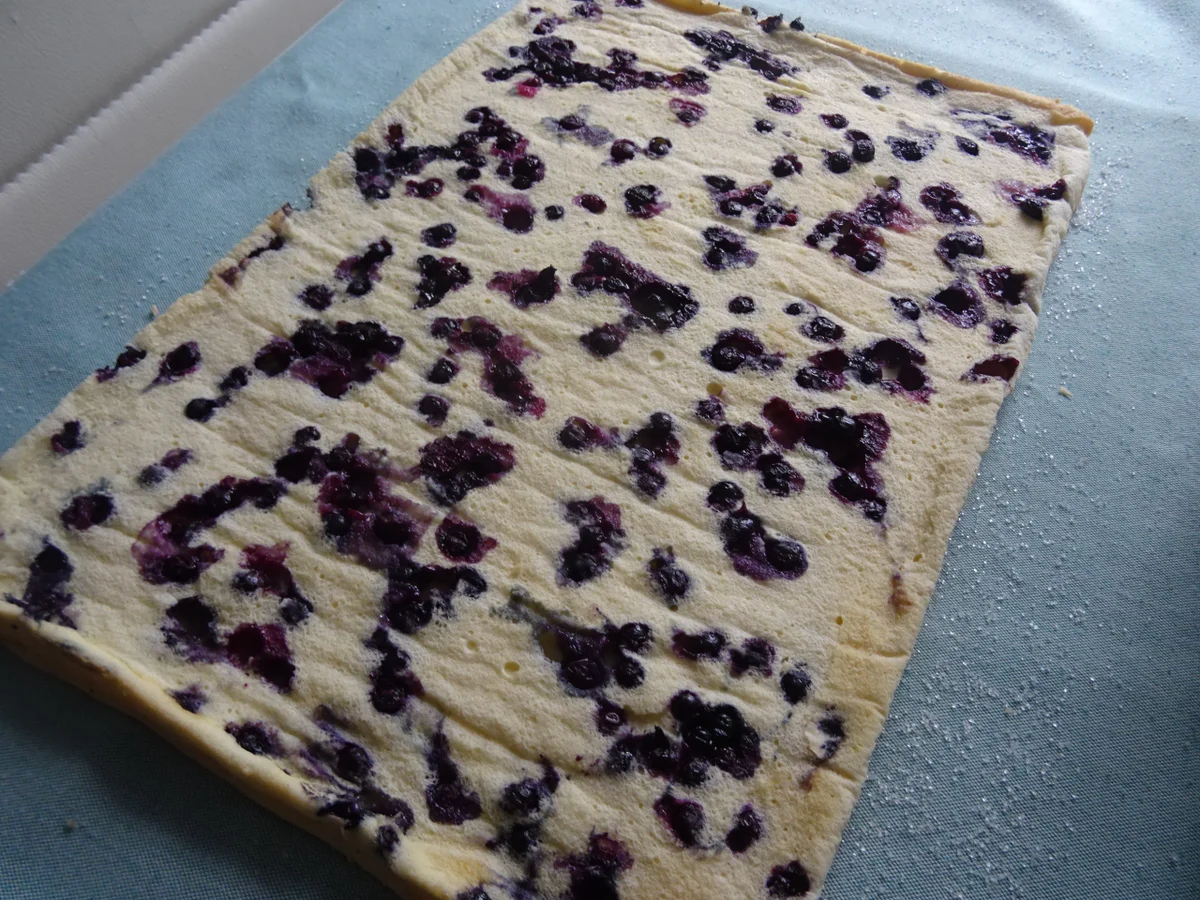 Heidelbeer-Biskuit-Rolle - Rezept - Bild Nr. 8