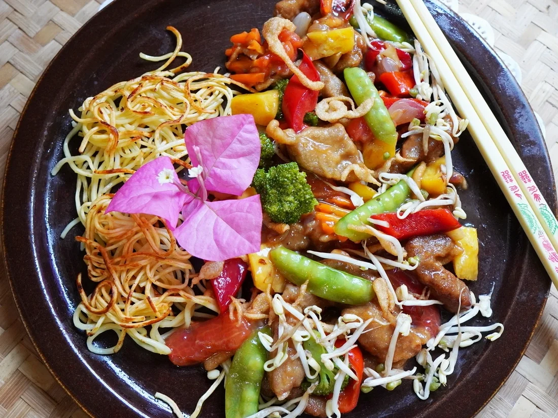 Rezept: Rindfleisch mit 2-gesichtigen Nudeln und Gemüse Bild Nr. 2 Rindfleisch mit 2-gesichtigen Nudeln und Gemüse - Rezept - Bild Nr. 2