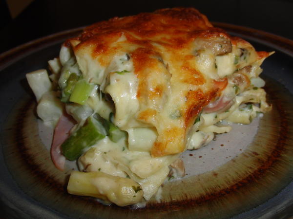 SPARGELLASAGNE Grüner Und Weißer Spargel Vereint Mit Schinken Und ...