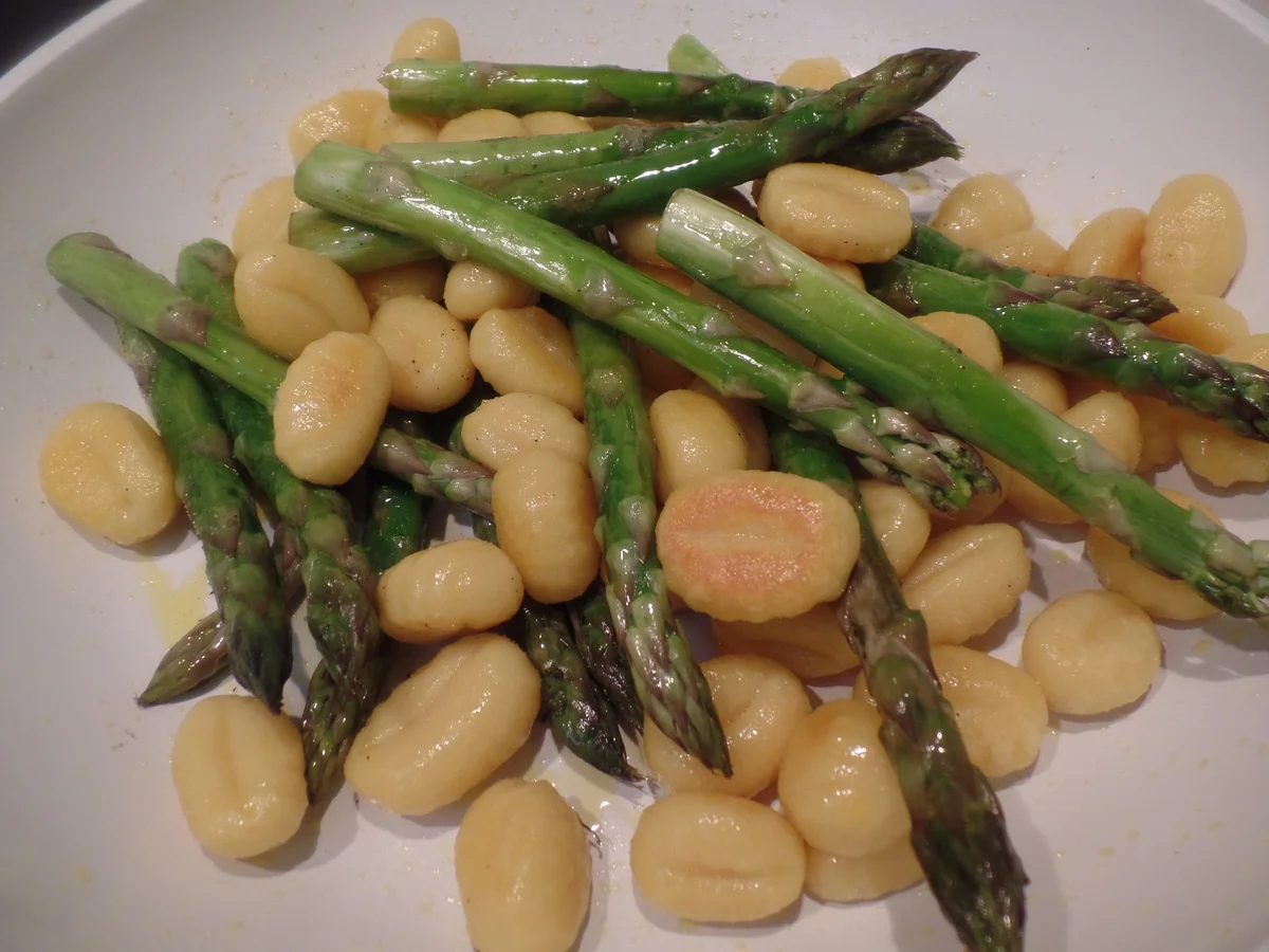 Rezept: Spargel-Gnocchi-Pfanne Bild Nr. 10464 Spargel-Gnocchi-Pfanne - Rezept - Bild Nr. 10464