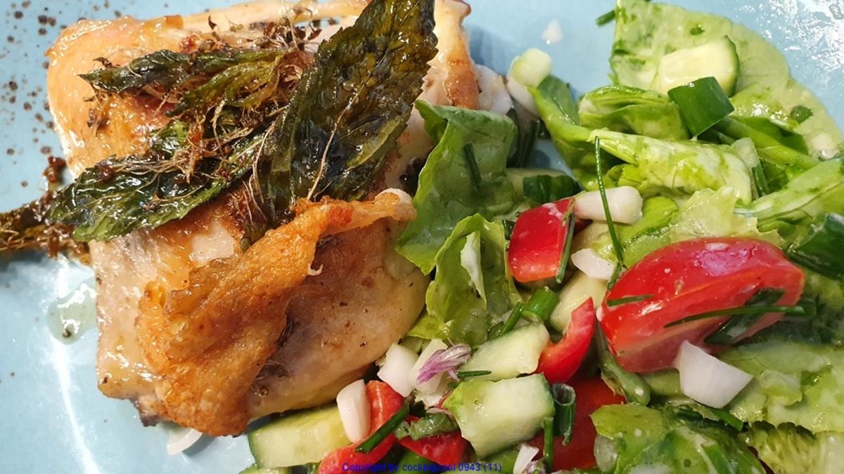 Hähnchenbrust am Knochen mit Gartensalat - Rezept - kochbar.de