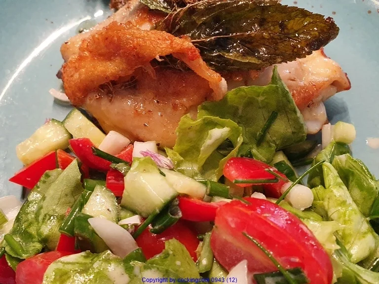 Hähnchenbrust am Knochen mit Gartensalat - Rezept - Bild Nr. 10466