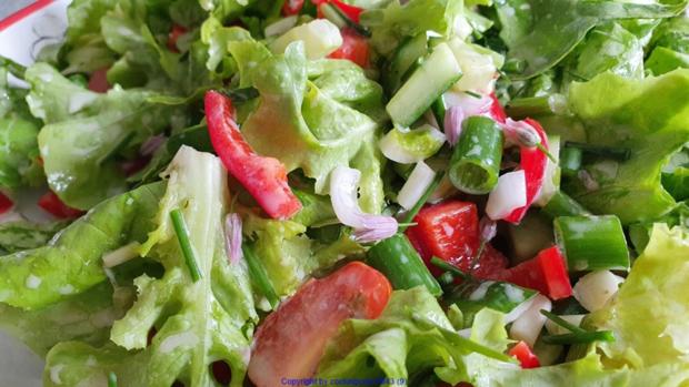 Hähnchenbrust am Knochen mit Gartensalat - Rezept - kochbar.de