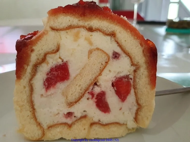 Rezept: Frische Erdbeeren - Erdbeerkaramel in der Biskuitrolle XXL Bild Nr. 10460 Frische Erdbeeren - Erdbeerkaramel in der Biskuitrolle XXL - Rezept - Bild Nr. 10460