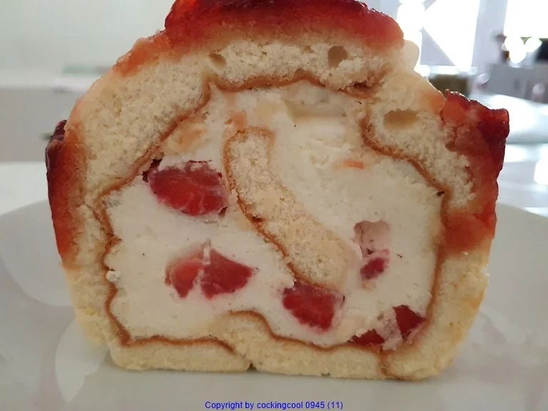 Rezept: Frische Erdbeeren - Erdbeerkaramel in der Biskuitrolle XXL Bild Nr. 10470 Frische Erdbeeren - Erdbeerkaramel in der Biskuitrolle XXL - Rezept - Bild Nr. 10470