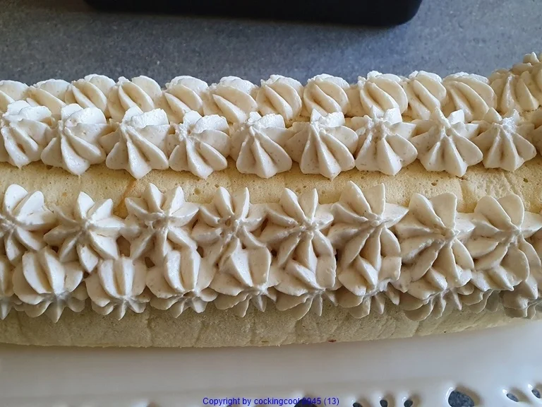 Rezept: Frische Erdbeeren - Erdbeerkaramel in der Biskuitrolle XXL Bild Nr. 10467 Frische Erdbeeren - Erdbeerkaramel in der Biskuitrolle XXL - Rezept - Bild Nr. 10467