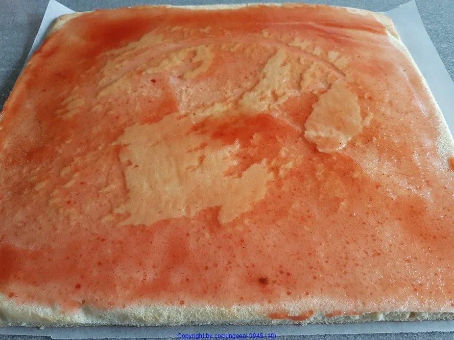 Rezept: Frische Erdbeeren - Erdbeerkaramel in der Biskuitrolle XXL Bild Nr. 10467 Frische Erdbeeren - Erdbeerkaramel in der Biskuitrolle XXL - Rezept - Bild Nr. 10467