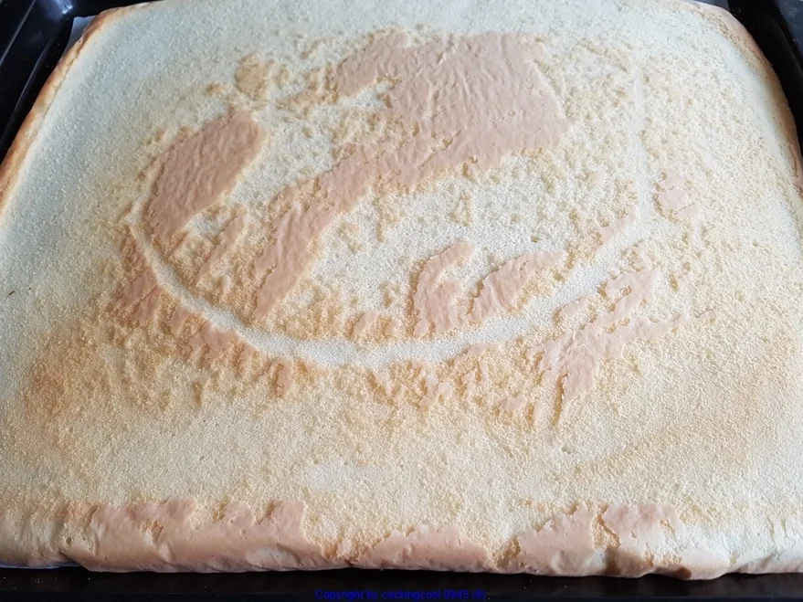 Rezept: Frische Erdbeeren - Erdbeerkaramel in der Biskuitrolle XXL Bild Nr. 10468 Frische Erdbeeren - Erdbeerkaramel in der Biskuitrolle XXL - Rezept - Bild Nr. 10468