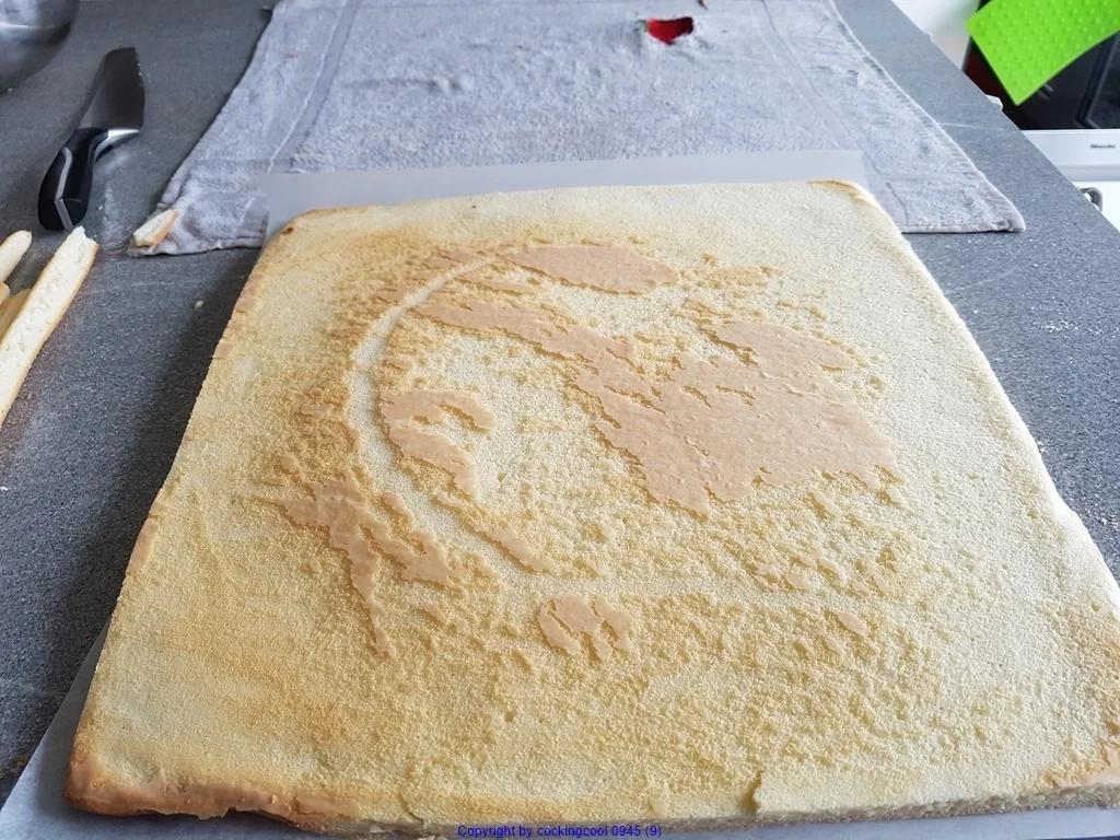 Rezept: Frische Erdbeeren - Erdbeerkaramel in der Biskuitrolle XXL Bild Nr. 10469 Frische Erdbeeren - Erdbeerkaramel in der Biskuitrolle XXL - Rezept - Bild Nr. 10469