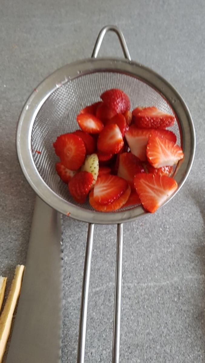 Frische Erdbeeren - Erdbeerkaramel in der Biskuitrolle XXL - Rezept - Bild Nr. 10475