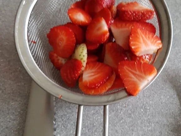 Rezept: Frische Erdbeeren - Erdbeerkaramel in der Biskuitrolle XXL Bild Nr. 10475 Frische Erdbeeren - Erdbeerkaramel in der Biskuitrolle XXL - Rezept - Bild Nr. 10475