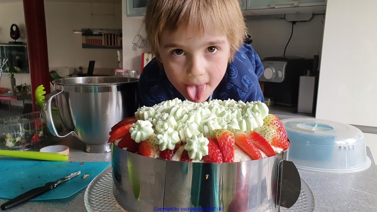 Waldmeistertorte mit Erdbeeren und mit meinem Enkel gebacken ;) - Rezept - Bild Nr. 4