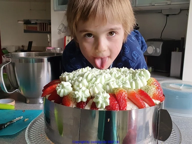 Waldmeistertorte mit Erdbeeren und mit meinem Enkel gebacken ;) - Rezept - Bild Nr. 4