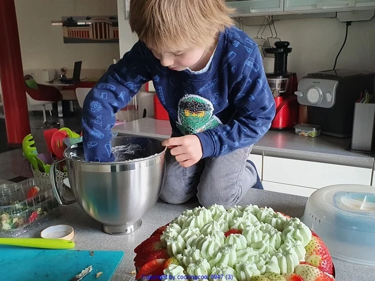 Waldmeistertorte mit Erdbeeren und mit meinem Enkel gebacken ;) - Rezept - Bild Nr. 5