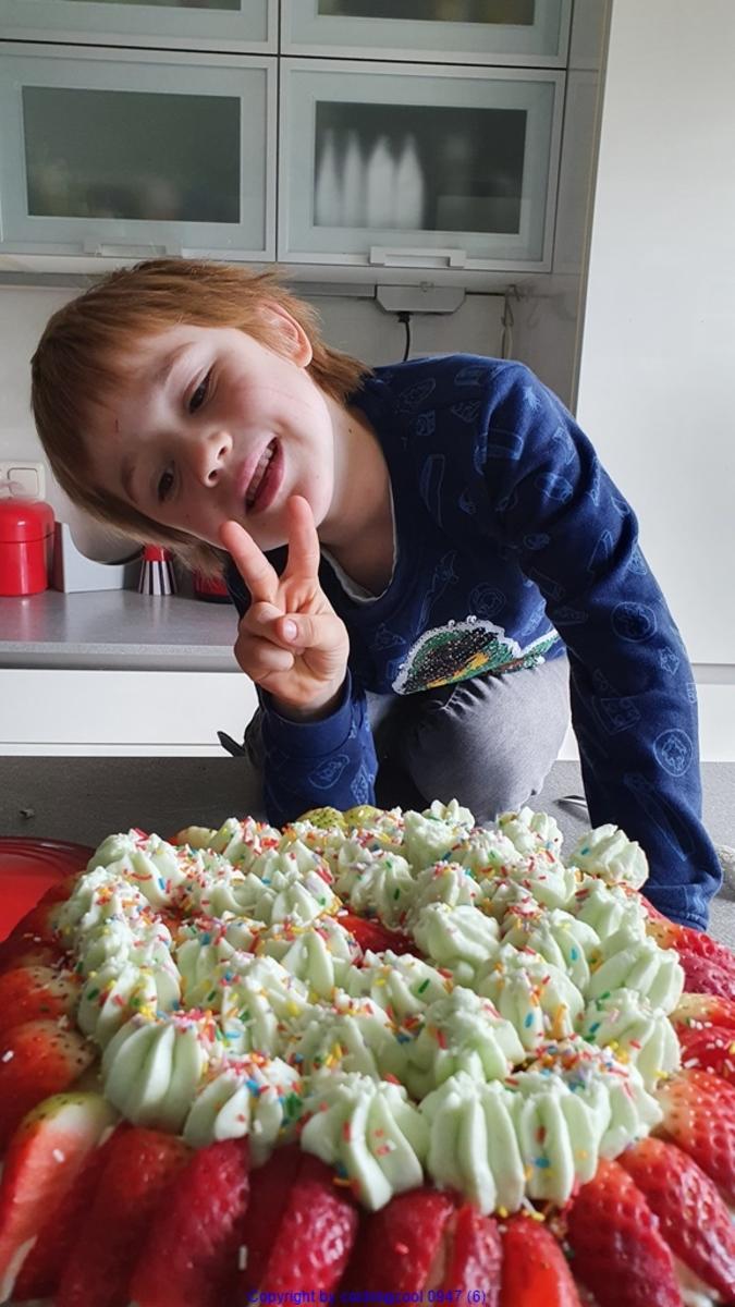 Waldmeistertorte mit Erdbeeren und mit meinem Enkel gebacken ;) - Rezept - Bild Nr. 6