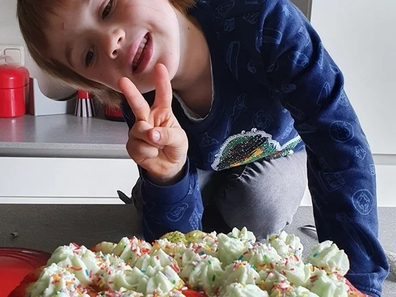 Waldmeistertorte mit Erdbeeren und mit meinem Enkel gebacken ;) - Rezept - Bild Nr. 6