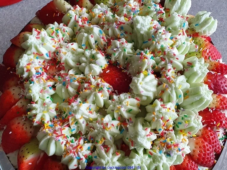 Waldmeistertorte mit Erdbeeren und mit meinem Enkel gebacken ;) - Rezept - Bild Nr. 7