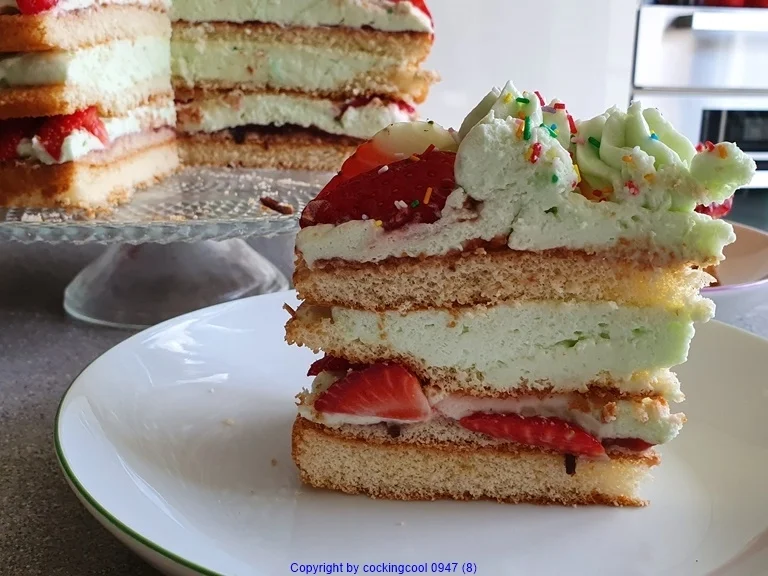 Waldmeistertorte mit Erdbeeren und mit meinem Enkel gebacken ;) - Rezept - Bild Nr. 8