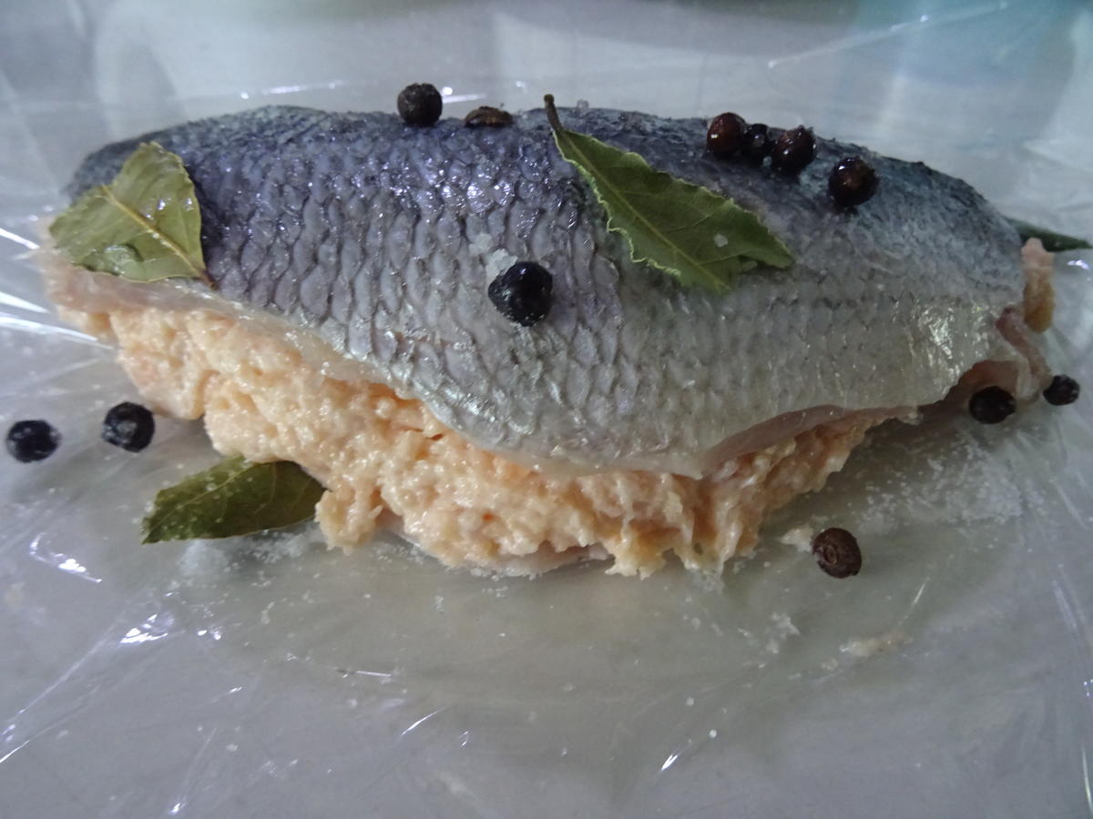 Dorade mit Lachs Farce Füllung Rettich Salat und Kräuter Drillingen ...