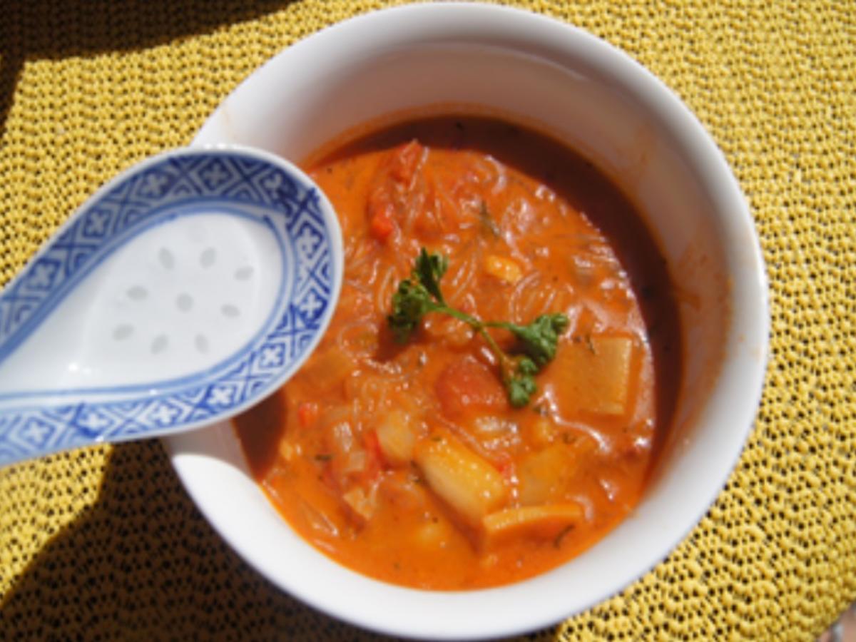 Asiatische Tomatensuppe mit Einlage - Rezept - kochbar.de