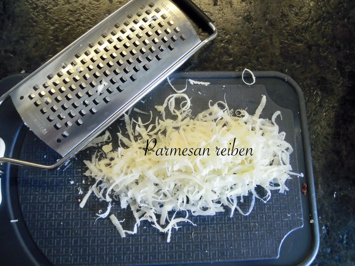 Rezept: Gefüllte Tomate mit Käse überbacken Bild Nr. 10479 Gefüllte Tomate mit Käse überbacken - Rezept - Bild Nr. 10479