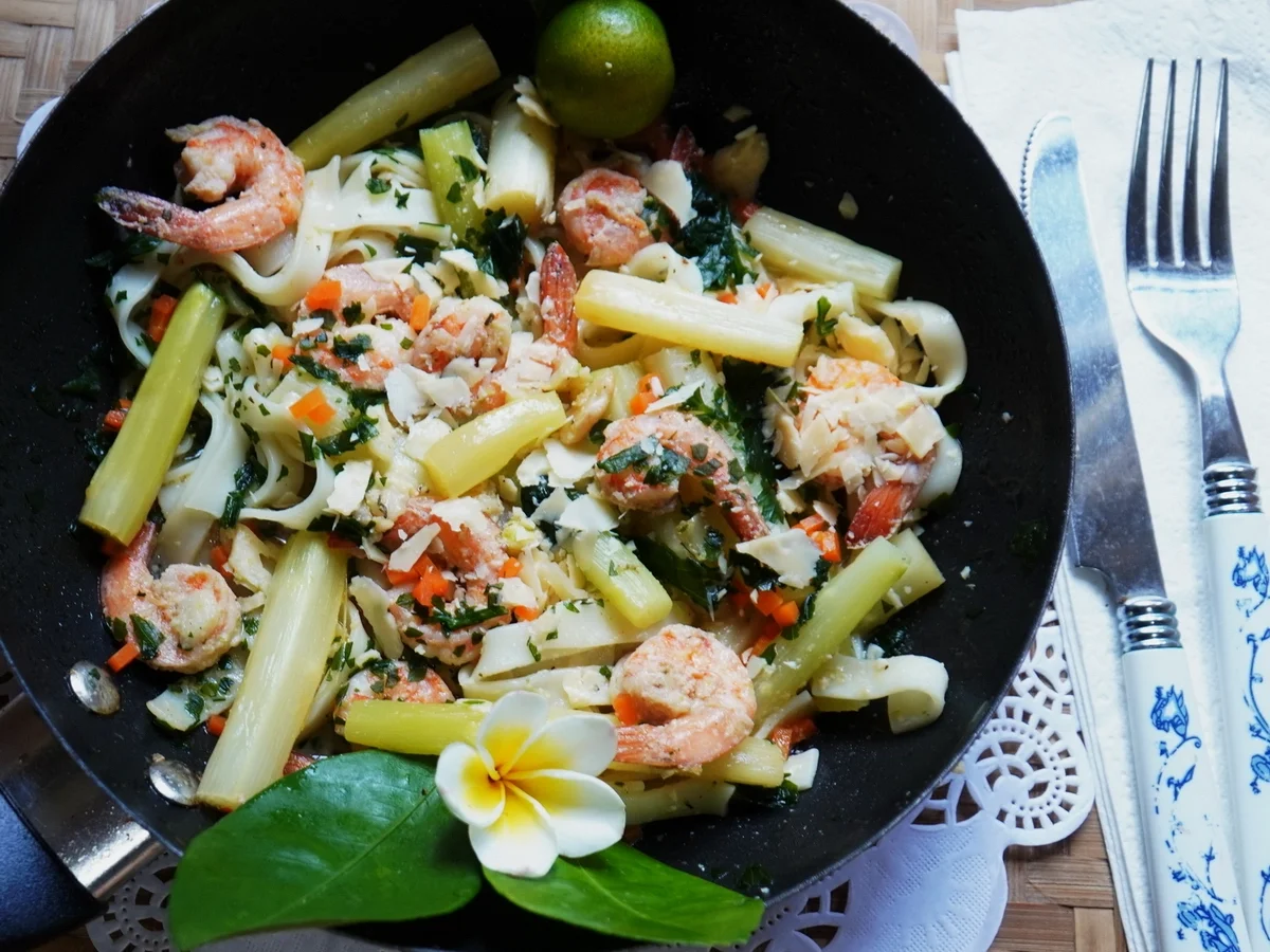 Rezept: Bunte Nudelpfanne mit grünem Spargel und Garnelen Bild Nr. 2 Bunte Nudelpfanne mit grünem Spargel und Garnelen - Rezept - Bild Nr. 2