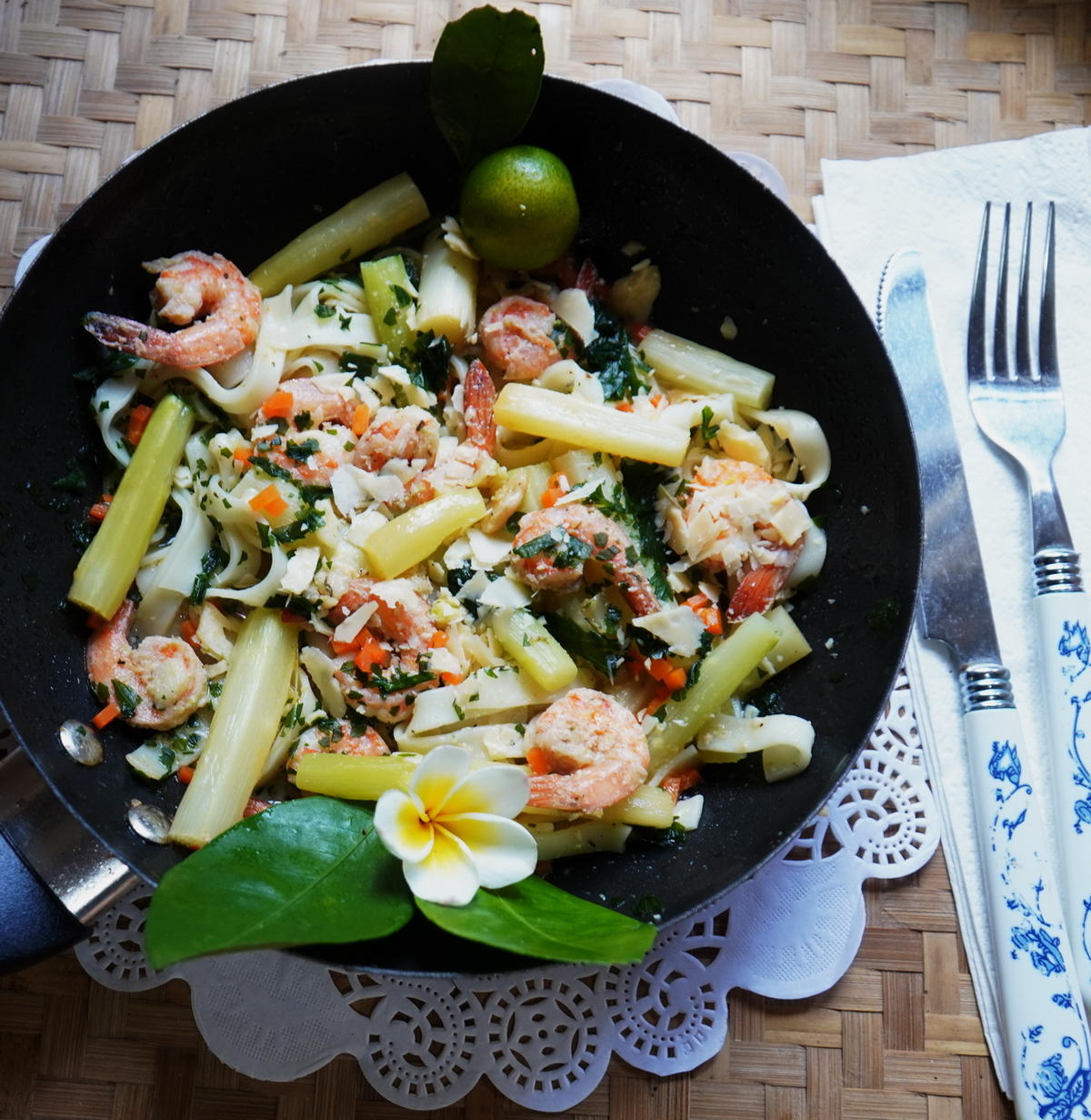 Bunte Nudelpfanne Mit Gr Nem Spargel Und Garnelen Rezept Kochbar De