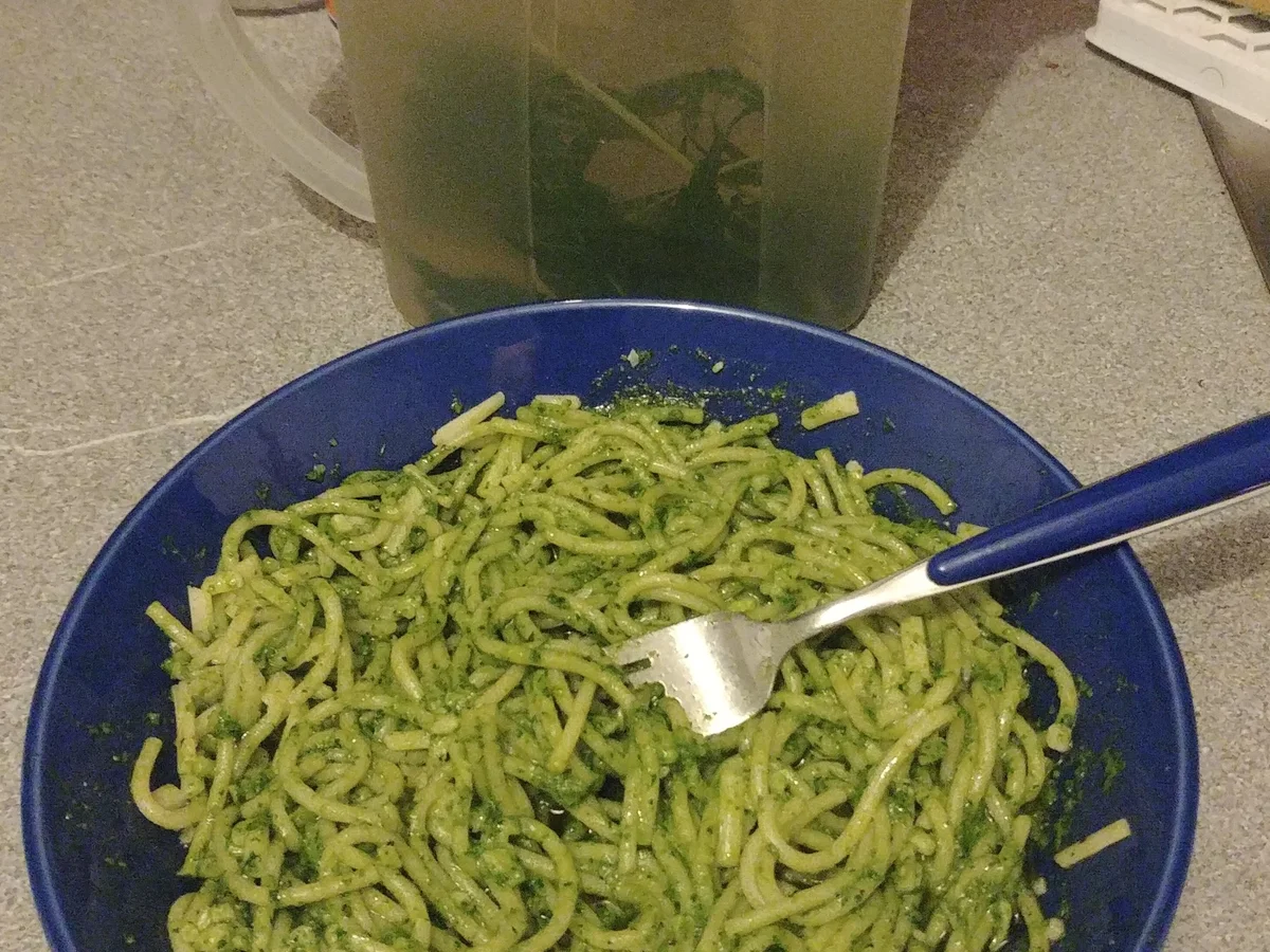 frisches Hanf-Blätter-Pesto mit Hanfsamen, Cashews, Parmesan und gutem Olivenöl - Rezept - Bild Nr. 4