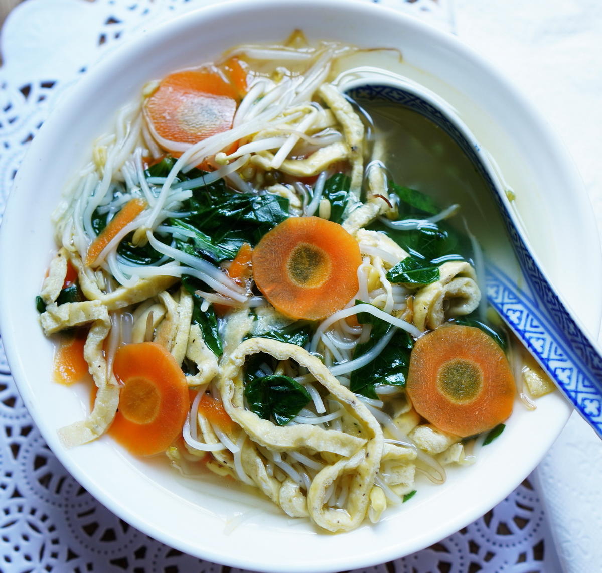 Kantonesische Nudelsuppe mit zweierlei Nudeln und Gemüse - Rezept ...