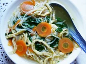 Kantonesische Nudelsuppe mit zweierlei Nudeln und Gemüse - Rezept - Bild Nr. 2