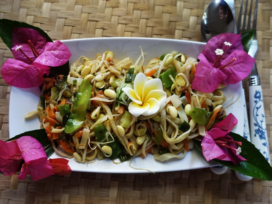 Rezept: Gebratene Nudeln mit Gemüse und Sojakeimlingen Bild Nr. 2 Gebratene Nudeln mit Gemüse und Sojakeimlingen - Rezept - Bild Nr. 2