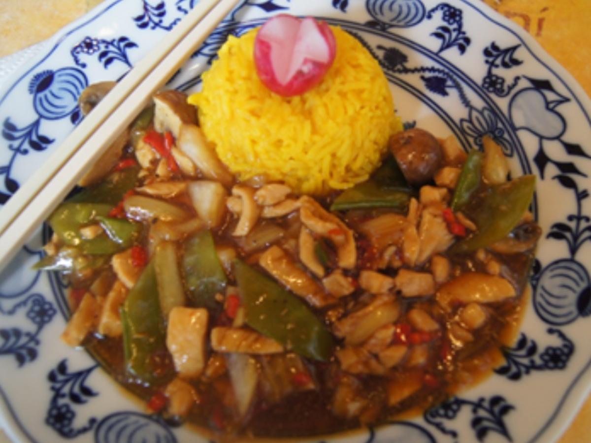 Chili-Hähnchenbrustfilet mit Gemüse im Wok und gelber Basmatireis ... Chili-Hähnchenbrustfilet mit Gemüse im Wok und gelber Basmatireis ...
