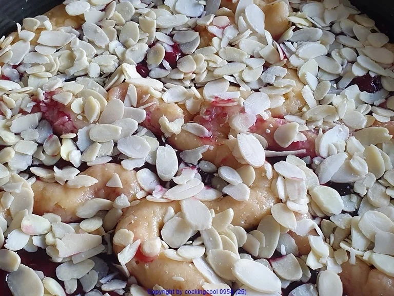 Kirsch  Kuchen mit Mürbteig, Marzipan und Knusperdecke - Rezept - Bild Nr. 10582