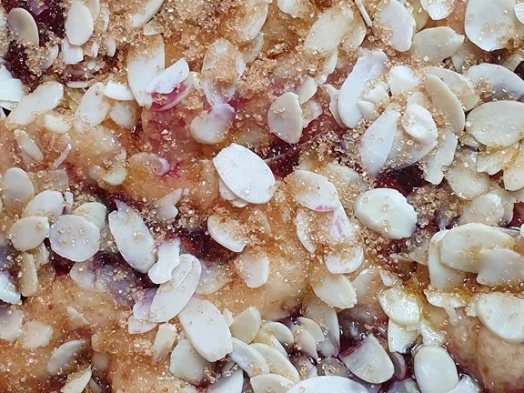 Kirsch  Kuchen mit Mürbteig, Marzipan und Knusperdecke - Rezept - Bild Nr. 10583