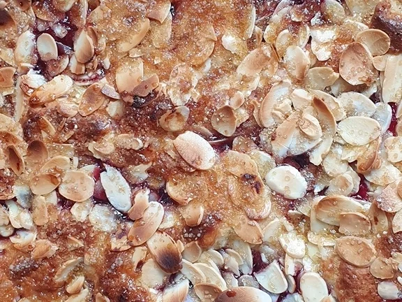 Kirsch  Kuchen mit Mürbteig, Marzipan und Knusperdecke - Rezept - Bild Nr. 10584