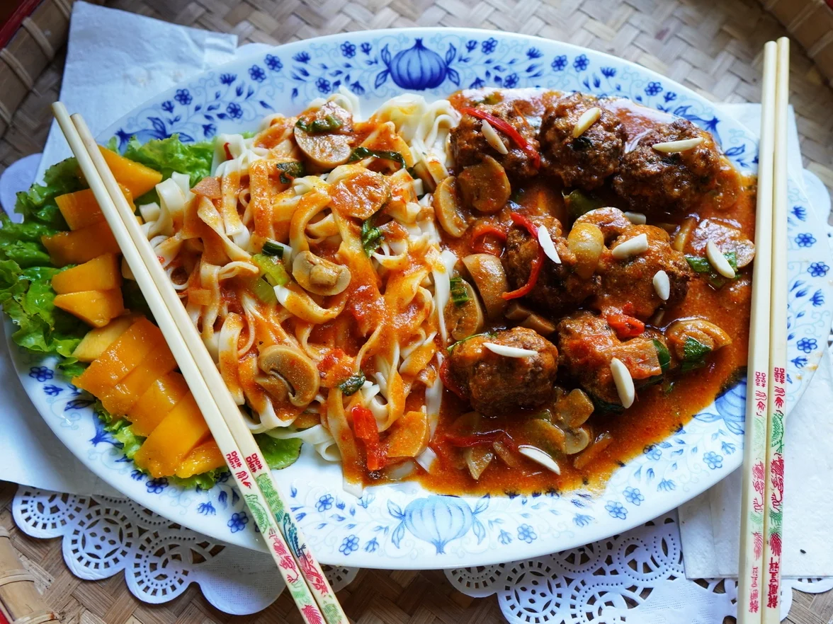 Rezept: Szechuan Rindfleischbällchen in Pilzsauce mit breiten Nudeln Bild Nr. 2 Szechuan Rindfleischbällchen in Pilzsauce mit breiten Nudeln - Rezept - Bild Nr. 2