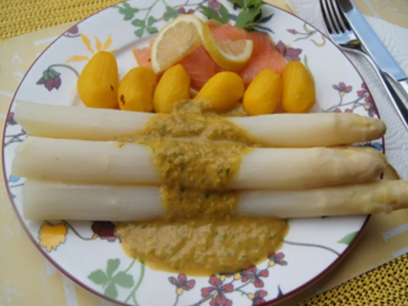 Spargel mit Räucherlachs, Drillingen und herzhafter Crème fraîche Sauce - Rezept - Bild Nr. 2